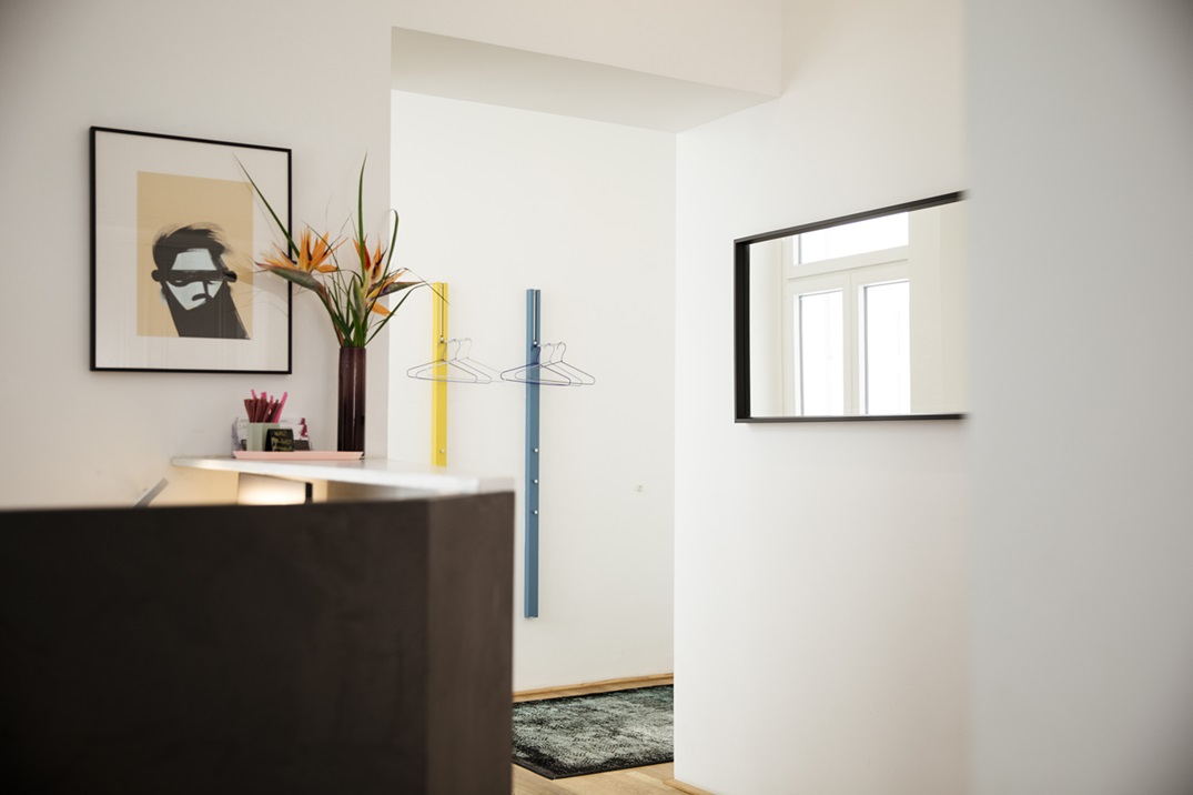 Eingangsbereich mit Golif-Bild an der Wand